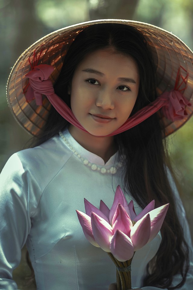 白いアオザイを着たベトナム人女性